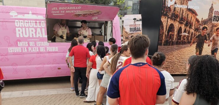 Almendralejo saborea con 800 bocadillos de jamón la victoria de España ante Portugal